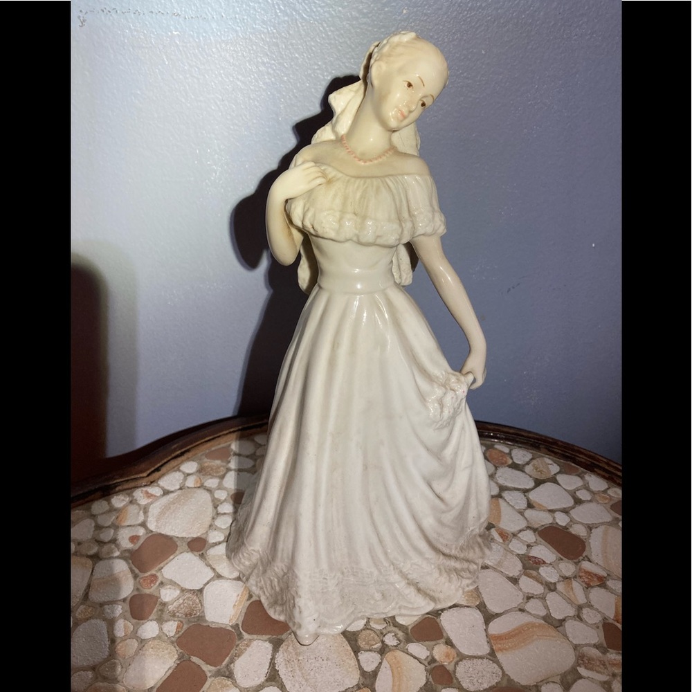 Vintage Heartline Porcelaine Victorian Bride VWA4000